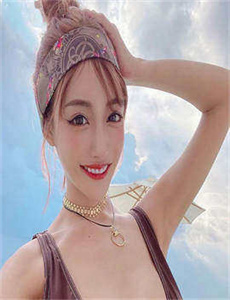 《窗中丽人》
