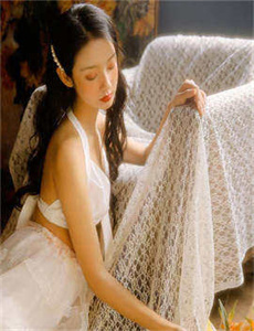 《摇尾狗》